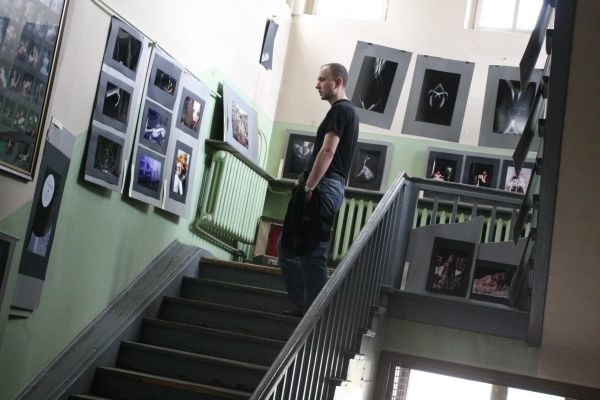 Galerię Bezdomną to wędrujący po świecie pomysł na spontaniczne wystawy fotograficzne z udziałem każdego chętnego.