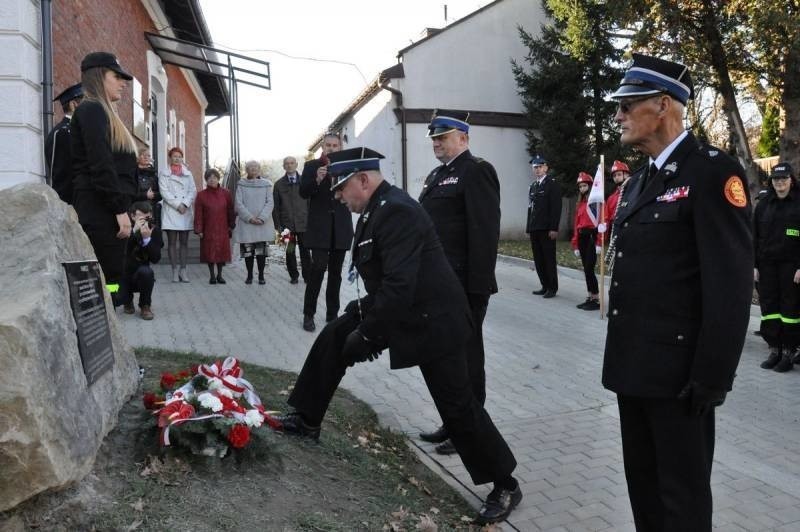 Stary Sącz. Odsłonili tablicę upamiętniającą Stanisława Mazana, założyciela Powiatowej Szkoły Pożarniczej [ZDJĘCIA]