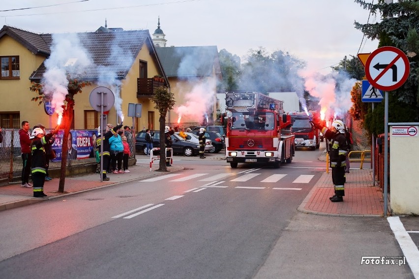 Strażacy z zapalonymi racami witali nowiutkie Volvo FL 280,...