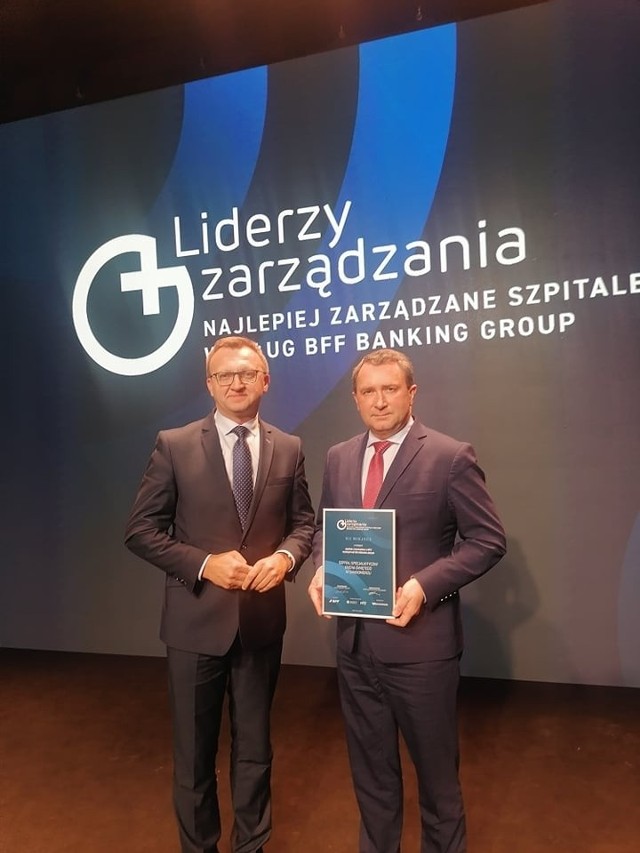 W gali uczestniczyli - od lewej starosta sandomierski Marcin Piwnik oraz dyrektor szpitala Marek Kos, kt&oacute;ry odebrał wyr&oacute;żnienie w kategorii - szpitale z kontraktem NFZ wyższym niż 99 milion&oacute;w złotych.