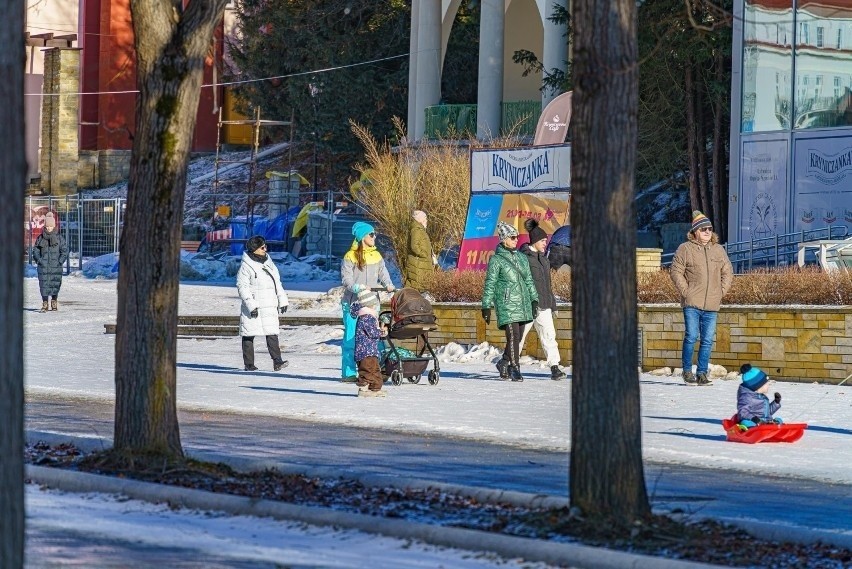 Krynica-Zdrój. Początek ferii, a uzdrowisko oblegane. Hotele z prawie pełnym obłożeniem, liczą na gości z Warszawy [ZDJĘCIA] 