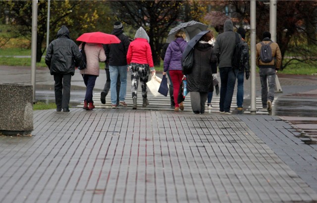 14 11 2015 gdansk. synoptycy ponownie zapowiadaja dla calego wojewodztwa silny wiatr i opady deszczu. spacerowicze z gdanska probuja chowac sie przed deszczem. fot. piotr hukalo / dziennik baltycki / polska press