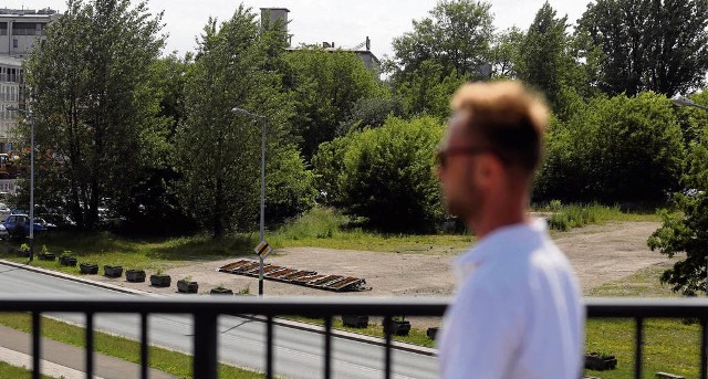 Teren, gdzie w przyszłym roku ma się rozpocząć budowa parku miejskiego, nie wygląda okazale