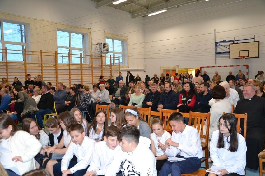 Wieczór kolęd w Bebelnie. Uczniowie Szkoły Podstawowej zaśpiewali najpiękniejsze kolędy i pastorałki. Zobaczcie zdjęcia