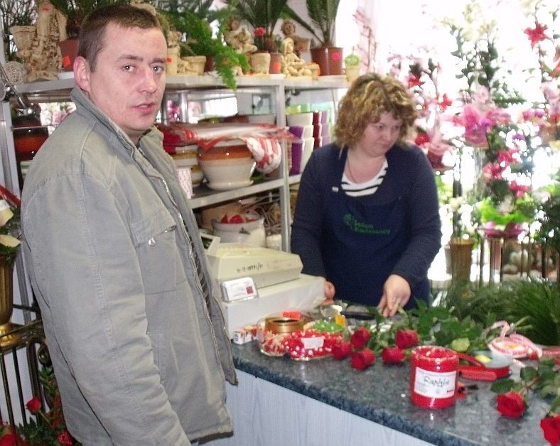 Tomasz Mierzejewski kupił swojej żonie trzy czerwone róże....