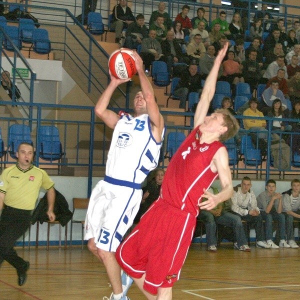 Jakub Zalewski (nr 13) przeciwko Legii zagrał bardzo dobry mecz.