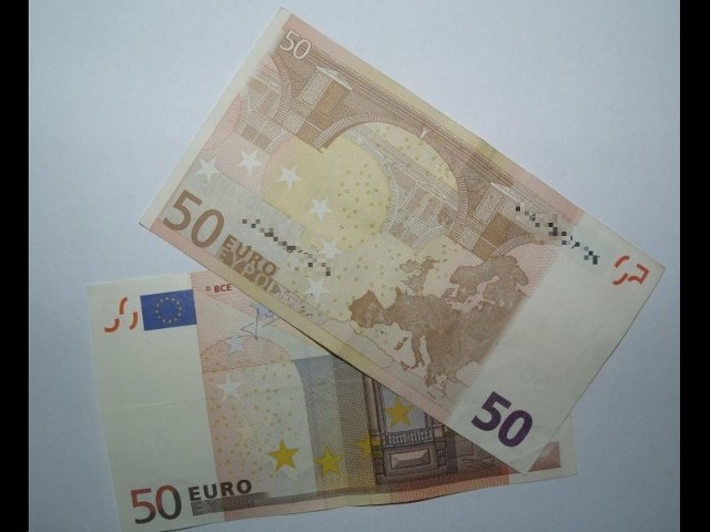 Banknoty zabezpieczone przez jędrzejowskich policjantów, którzy kontrolowali nietrzeźwego 25-latka.