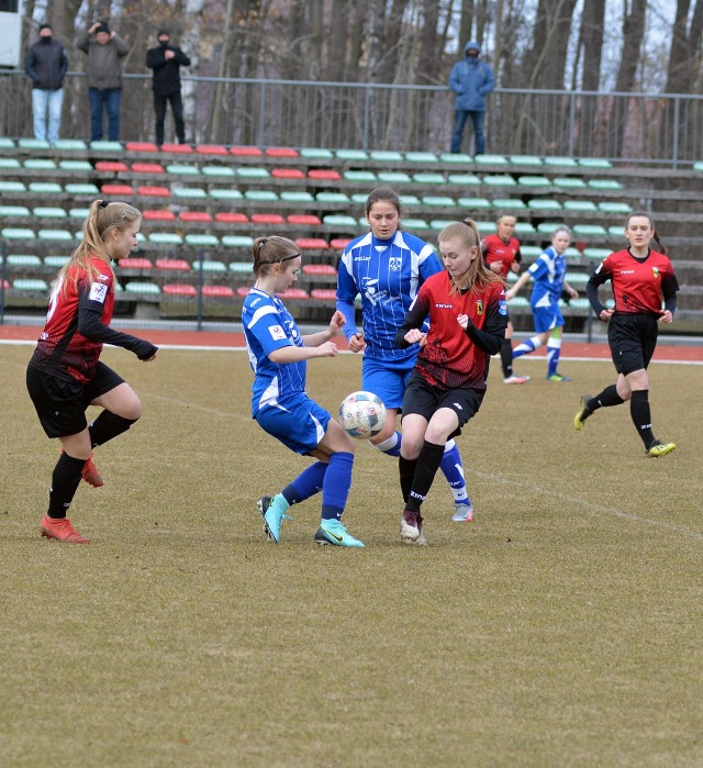 Piłkarki Sokoła (czerwono-czarne stroje) rozpoczęły rundę rewanżową od zdobycia trzech punktów