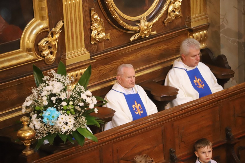 Biskup kielecki Jan Piotrowski w Bazylice Katedralnej przewodniczył mszy świętej odpustowej ku czci Matki Bożej Różańcowej