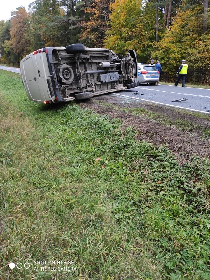 Tragedia na trasie Ełk - Sędki. Samochód osobowy czołowo zderzył się z busem. Niestety pasażerka zmarła w szpitalu [ZDJĘCIA] 