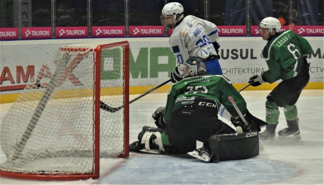 EUHL: Sabers Oświęcim - Sapientia (U-23) 5:1. Na zdjęciu: Ilja Baida zdobywa pierwszą bramkę dla oświęcimian.