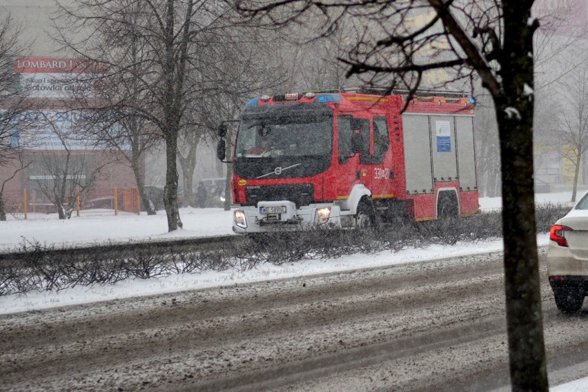 Atak zimy. Fatalne warunki na drogach w regionie radomskim. Mnóstwo kolizji i stłuczek. Radom stoi w korkach (wideo, zdjęcia)