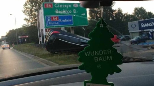 Groźny wypadek w Katowicach przed zjazdem na DK86. Dachowało auto