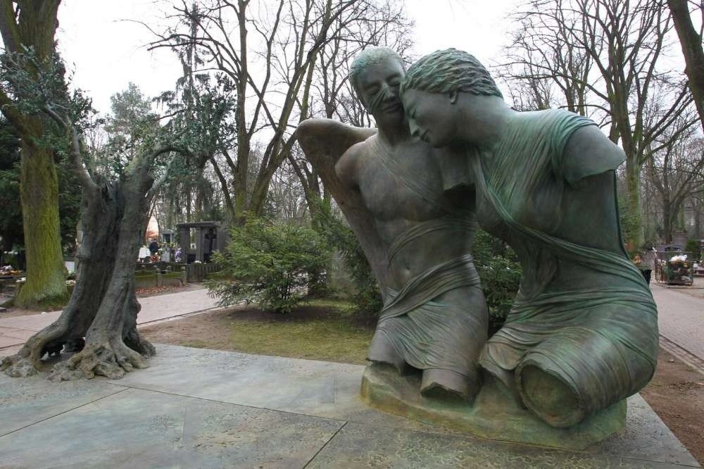 Rzeźby Mitoraja stanęły na grobowcu Henryka Kulczyka [ZDJĘCIA] | Głos  Wielkopolski