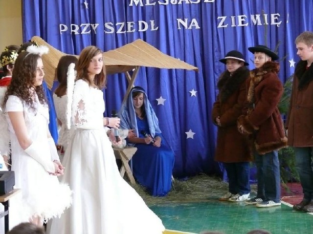 Aktorzy z klasy IIb z gimnazjum w Szerzawach przedstawili jasełka dla mieszkańców wsi.