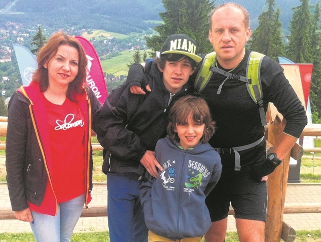 Jacek Wiatrowski ma bardzo duże wsparcie w żonie Agnieszce oraz w synach.  Pasją całej rodziny są podróże.