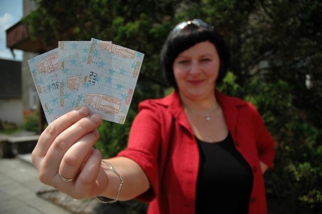 Te bilety kupiłam tydzień temu. Większość napisów jest już niewidoczna - pokazuje Marzena Sedlaczek.