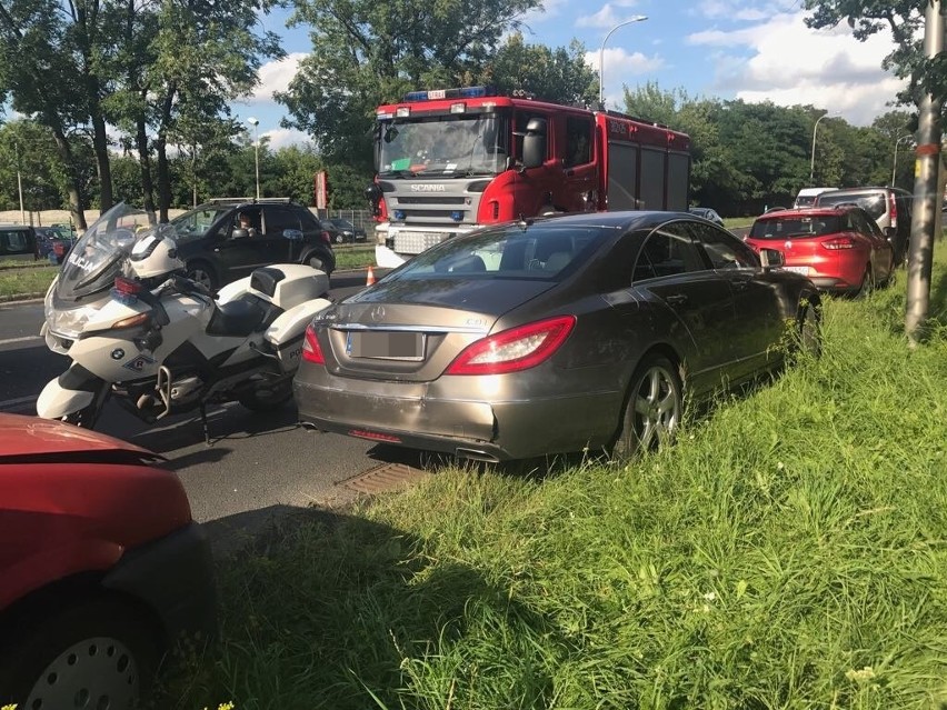 Mercedes siłą odrzutu uderzył w tył renault, którym jechał...