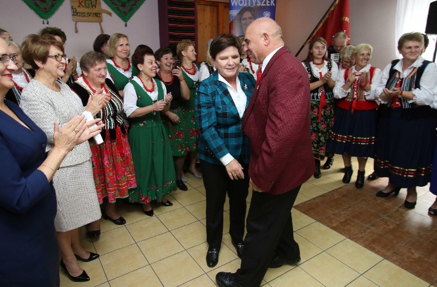 Taniec, który pokazuje cała Polska. Kulisy wizyty Beaty Szydło i Agaty Wojtyszek w Prząsławiu i Piotrkowicach (WIDEO, ZDJĘCIA)