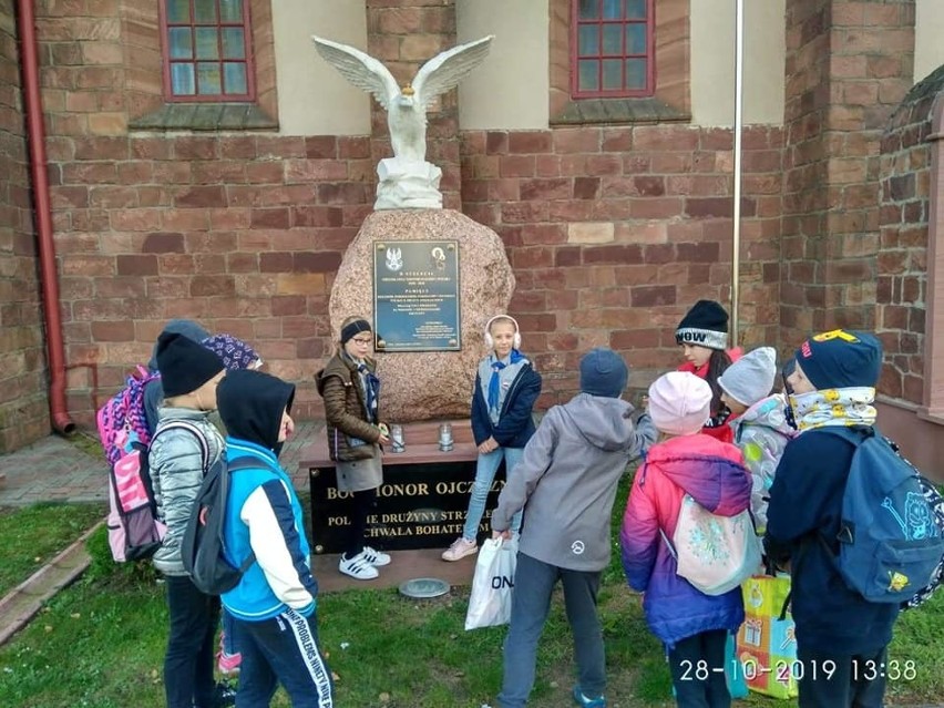 Żywa lekcja historii w Zaborowicach. Zuchy i harcerze porządkowali groby zmarłych nauczycieli 