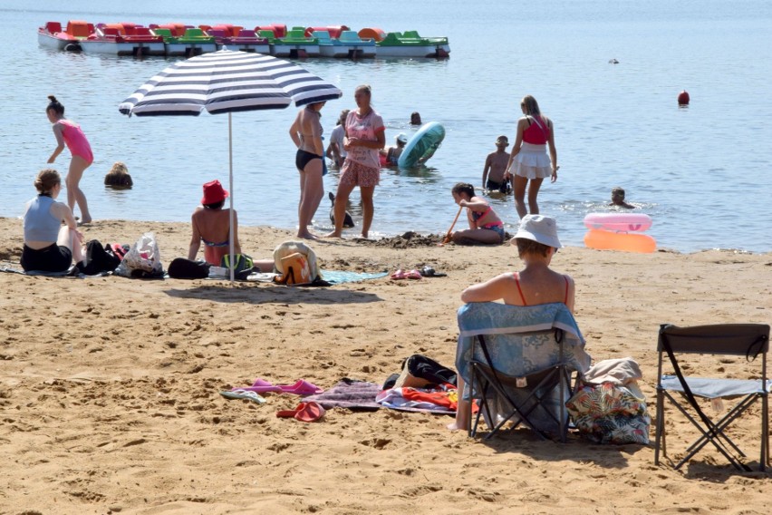 Wczasowicze nad zalewem w Sielpi łapią ostatnie promienie wakacyjnego lata. Plaże nad Świętokrzyską Ibizą są pełne turystów