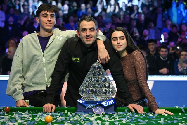 Ronnie O'Sullivan w towarzystwie syna - Ronnie Jr. i córki Lily po wygraniu turnieju Masters w Londynie