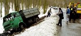 Fatalne warunki na drogach wojewódzkich. TIR zablokał drogę koło wsi Skotniki (zobacz listę utrudnień)