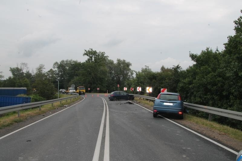 Wypadek na drodze Libiąż - Oświęcim. Dwie osoby ranne, są utrudnienia [ZDJĘCIA]