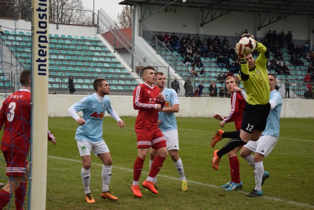 MKP (niebieskie koszulki) w meczu z Gryfem Polanów