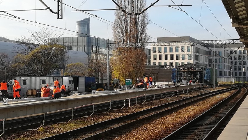 Kończy się budowa nowego peronu na Dworcu Głównym. Już wiemy, kiedy go otworzą (ZDJĘCIA)