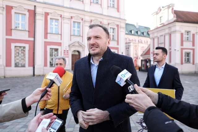 Przemysław Plewiński wraz z kandydatami i kandydatkami na radnych miasta Poznania podczas konferencji pt. "Tłuste koty Jaśkowiaka" zarzucał niegospodarność obecnemu prezydentowi m.in. w sferze wynagrodzeń w spółkach komunalnych miasta.