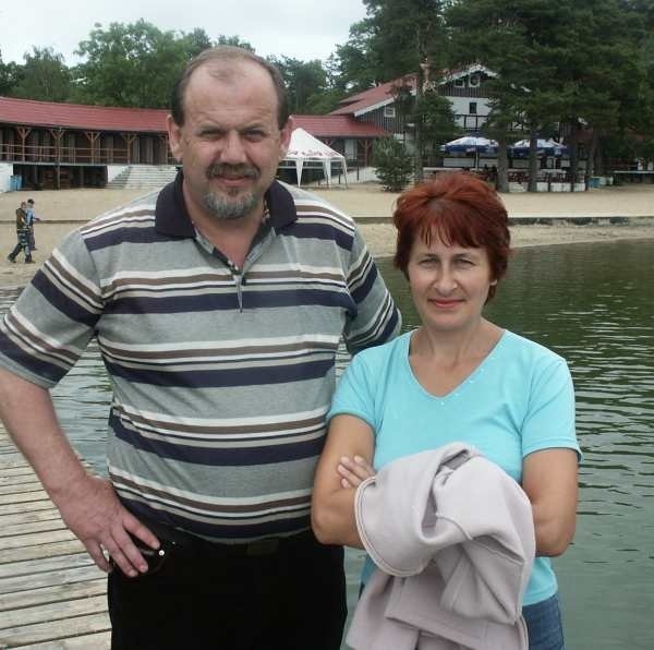 - Jedyne, co przez te lata się nie zmieniło, to czysta woda - mówią Krystyna i Mirosław Glapka, którzy często odwiedzają miejską plażę 