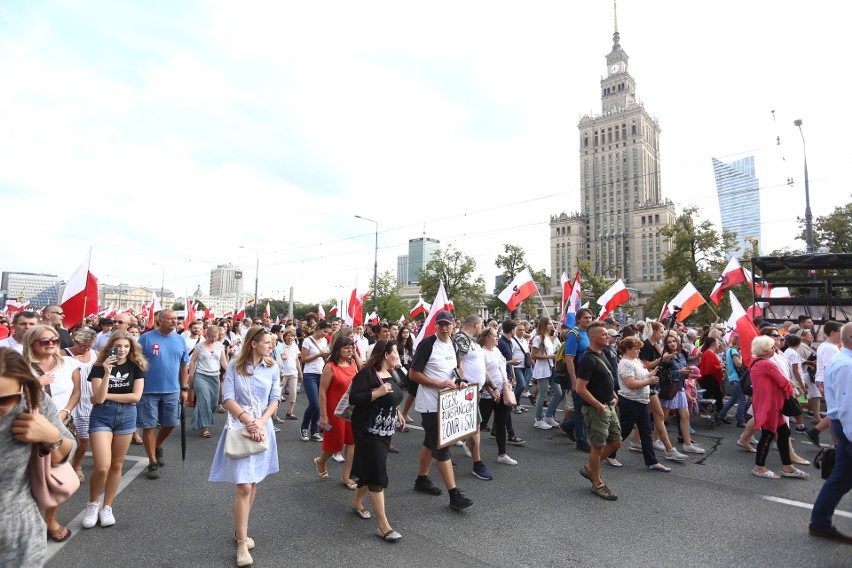 Marsz Powstania Warszawskiego 2019 przeszedł przez Warszawę [ZDJĘCIA] Była też kontrmanifestacja z tęczową flagą i symbolem Polski Walczącej
