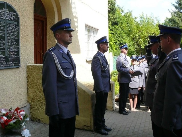 Na koniec swojego święta włoszczowscy funkcjonariusze złożyli kwiaty pod tablicą epitafijną, poświęconą pamięci policjantów z powiatu włoszczowskiego pomordowanym przez NKWD wiosną 1940 roku.