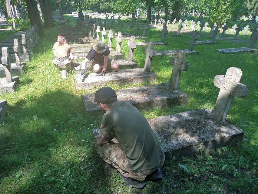 Sprzątanie grobów na cmentarzu przy ul. 11 Listopada