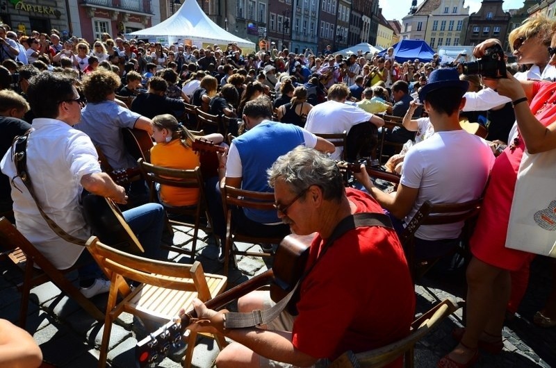 Gitarowy happening na Starym Rynku.