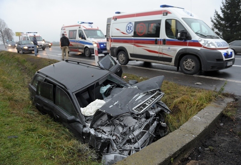 - Ford uderzył w audi, którym podróżowały cztery osoby, w...