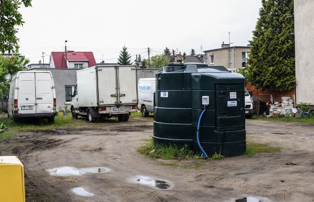 Taki widok  z okna ma Halina K., sąsiadka pana P., który 5 metrów od granicy z jej działką postawił kontener na 5 tys. litrów paliwa, gdzie tankuje 30 ciężarówek, należących do jego firmy, a część aut tu garażuje