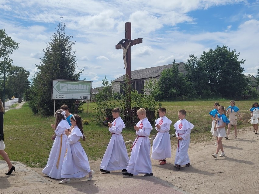 Boże Ciało, Stare Polaszki (2022). Uroczystość Najświętszego Ciała i Krwi Chrystusa. Procesja  na drogach w powiecie kościerskim| ZDJĘCIA