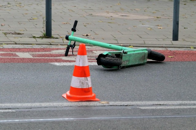 hulajnoga elektryczna to pojazd napędzany elektrycznie, dwuosiowy, z kierownicą, bez siedzenia i pedałów, konstrukcyjnie przeznaczony do poruszania się wyłącznie przez kierującego znajdującego się na tym pojeździe.