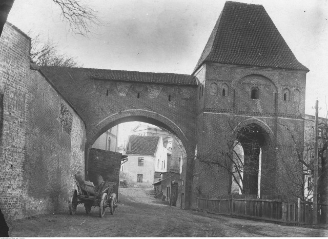 Opis obrazu: Gdanisko połączone arkadowym łukiem z zamkiem głównymData wydarzenia: 1925-10Miejsce: Toruń