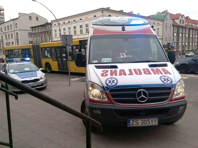 Około godziny 13.20 na ulicy Zwycięstwa, tuż obok skrzyżowania z ulicą Waryńskiego, kierowca czarnego mercedesa potrącił na pasach kobietę.