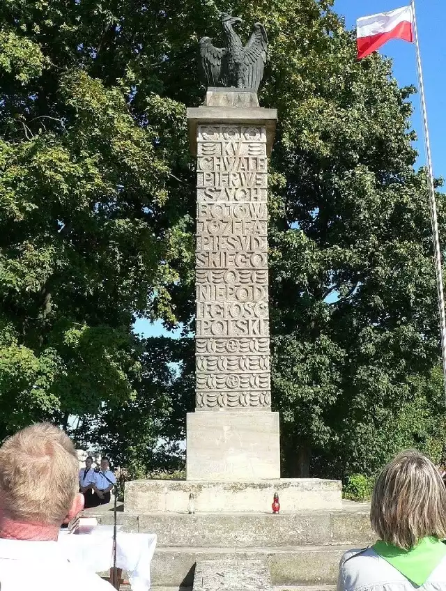 Pomnik Zwycięstwa Legionów znajduje się na odrestaurowanym cmentarzu wojennym w Czarkowach koło Nowego Korczyna.