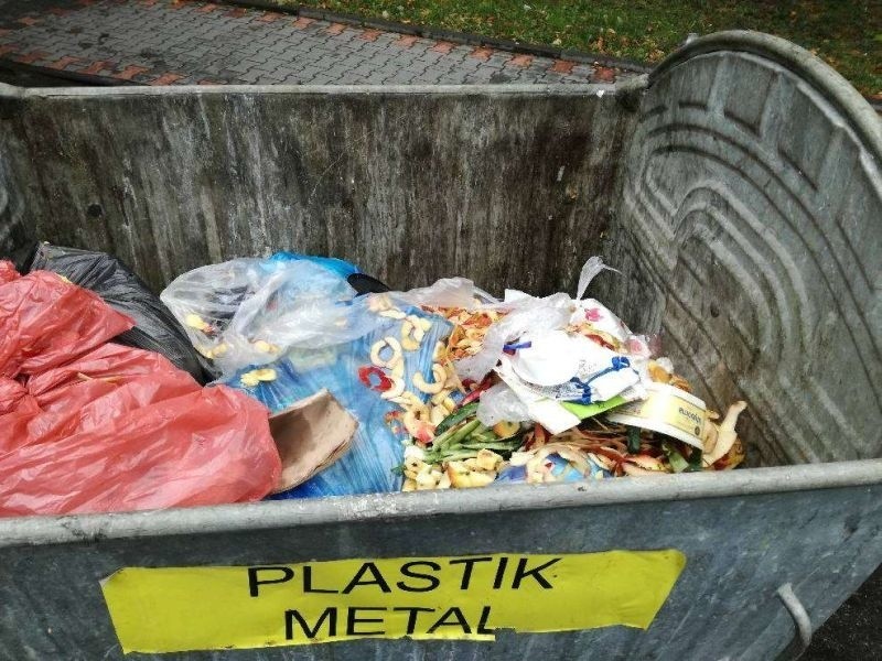 Wrzucenie odpadów bio powoduje, że cały pojemnik na plastiki...