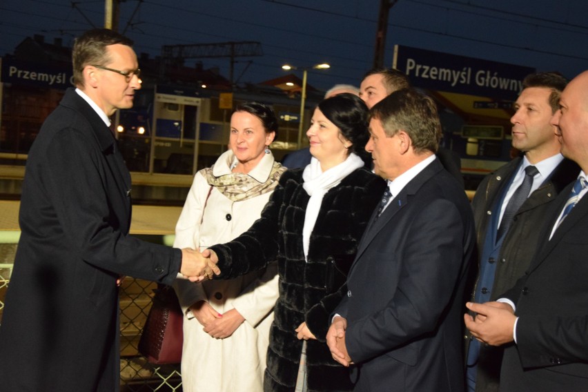 Premier Mateusz Morawiecki na konferencji prasowej na dworcu...