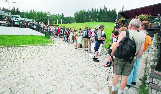 Turyści czekają do wyciągu na Szrenicę