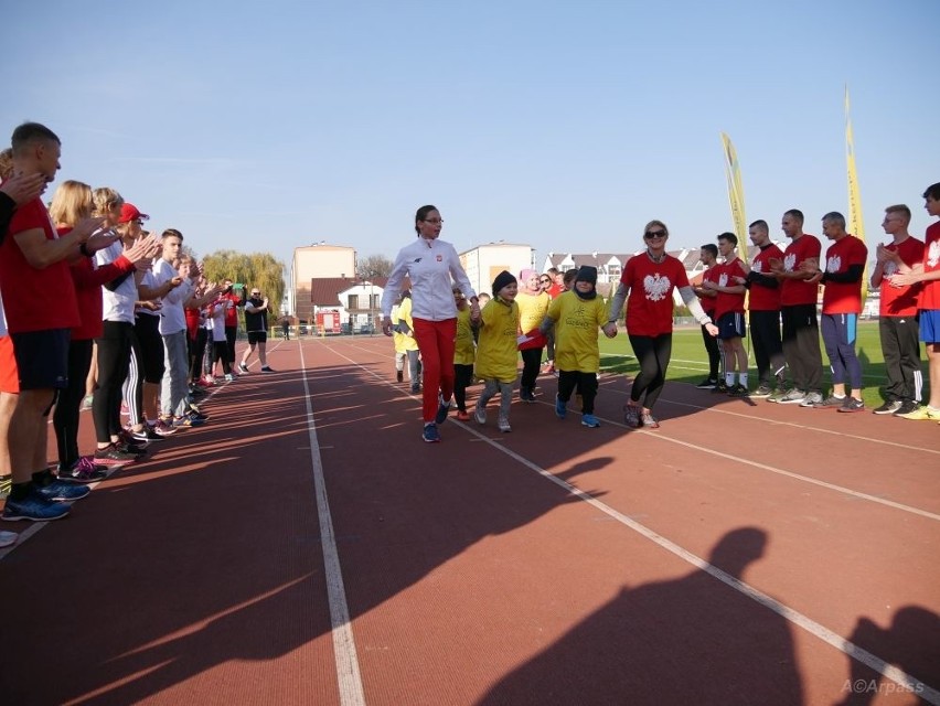 Kozienice. Na sportowo uczcili setną rocznicę niepodległości. 100 minut biegu na 100 lat niepodległej Polski (Zdjęcia) 