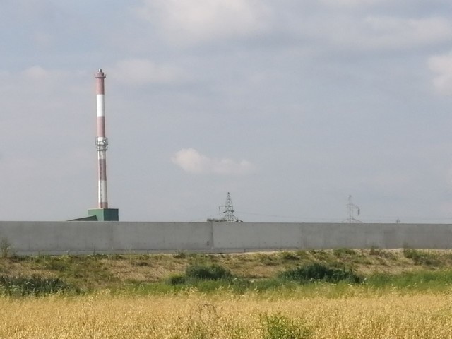 Betonowy mur i ogromne wrota powstają na wale opaskowym w prawobrzeżnej części Sandomierza, przy Hucie Szkła.