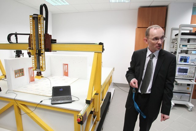 Na zdj. Dr inż. Piotr Jankowski &#8211; Mihułowicz pokazuje laboratorium techniki radiowej identyfikacji obiektów. 