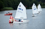 Trening młodych żeglarzy na jeziorze Deczno